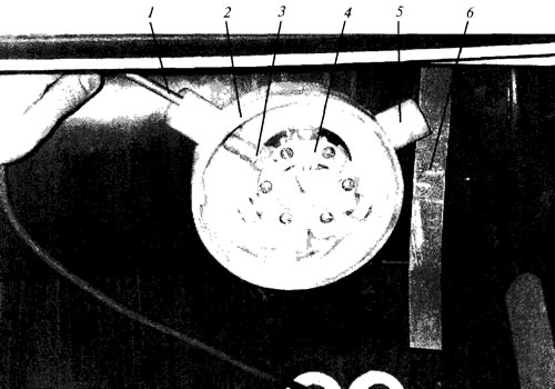Рис. 4.11. Монтаж арматуры баллона ГСН: 1 - заправочный трубопровод; 2 - вентиляционная коробка; 3…