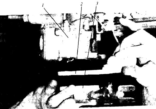 Рис. 4.21. Монтаж газосмесительной проставки на карбюратор К-151: 1 - верхняя часть карбюратора; 2…
