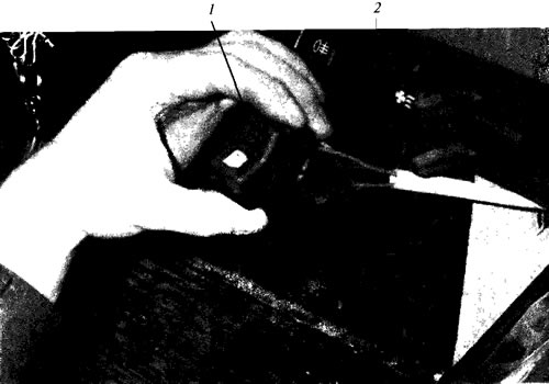 Рис. 4.25. Установка переключателя «Бензин» - «Газ» в салоне: 1 - переключатель; 2 - проводка…