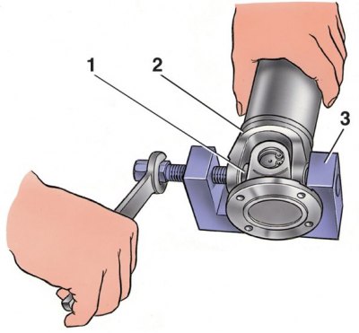 2. Поставете предния карданен вал в менгеме. Свалете задържащите пръстени.