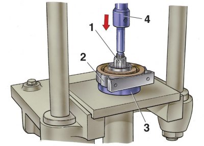 9. Разхлабете гайката, закрепваща вилицата 3 на карданния шарнир към предния вал 4. Отстранете…