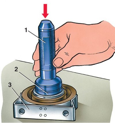 5. Гайку крепления вилки переднего карданного вала затяните динамометрическим ключом и зачеканьте.