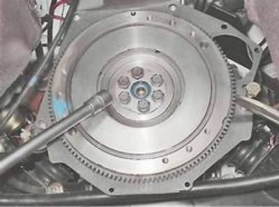 5. С гаечен ключ с 17 мм развиваме шестте монтажни болта на маховика.