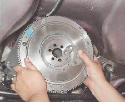 6. Свалете упорната шайба и маховика от коляновия вал.