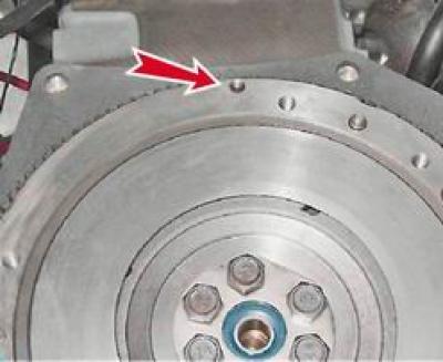 Маховикът, монтиран на ново превозно средство, се балансира по време на монтажа заедно с коляновия…