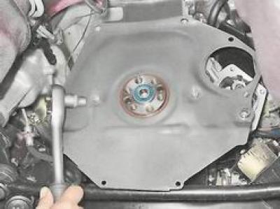 3. С накрайник или гаечен ключ с 10 мм развиваме двете гайки, закрепващи щита на корпуса на…