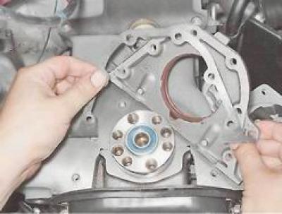 5. Използвайте шлицова отвертка, за да повдигнете държача на масленото уплътнение и да го…