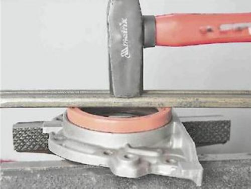 2. Натиснете уплътнението в държача през дорника (като дорник може да се използва старо уплътнение…