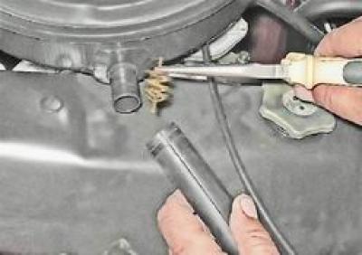 4. Извадете маркуча от фитинга и извадете пламегасителя от него.