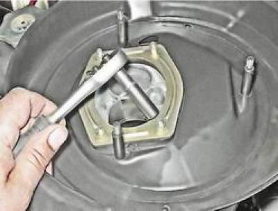 8. С гаечен ключ с 8 мм развиваме четирите гайки на монтажната плоча на филтъра.