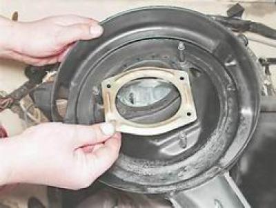 9. Отстранете корпуса на филтъра, монтажната плоча и гуменото уплътнение от шпилките на…