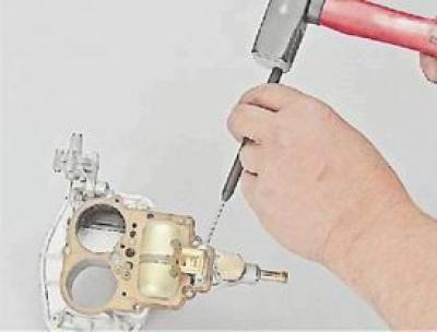 2. С перфоратор избийте оста на поплавъка от отвора на скобата на капака.