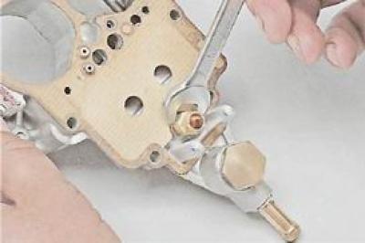 4. Ключ с 10 мм развиваме седалката на игления клапан.