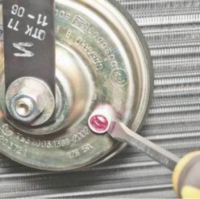 2. Асистентът натиска превключвателя за звуков сигнал и го задържа. С помощта на шлицова отвертка…