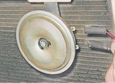 4. Изключете кабелите от сигналните клеми.