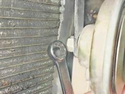 5. Ключ с 13 мм развиваме гайката, която фиксира сигнала към скобата.