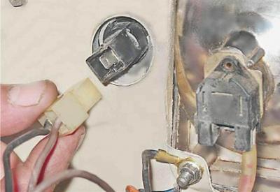 Как снять лампочки ваз 2106 Taillight and license plate light - lamp replacement, removal and installation (