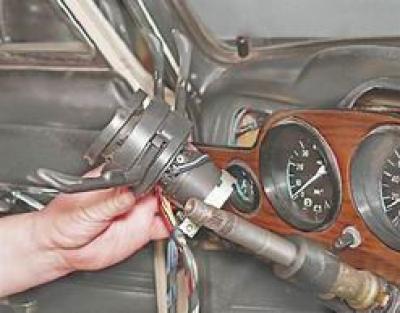 8. Отстранете превключвателя от тръбата на скобата на кормилния вал, като премахнете кабелните…