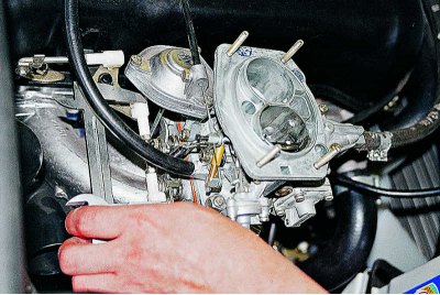 Отстранете корпуса на въздушния филтър (вижте Смяна на карбуратора).