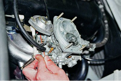 С помощта на гаечен ключ 8 mm разхлабете контрагайката и чрез завъртане на върха регулирайте…