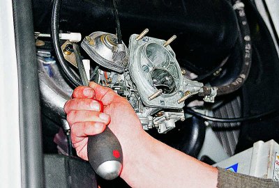 След като затегнете гайката и монтирате пръта на място, молим асистента да натисне педала на газта…