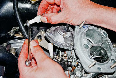 Отстраняваме върха на надлъжния прът от междинния лост.