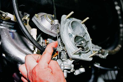 Разхлабете задвижващия кабел на въздушната клапа (вижте Смяна на карбуратора). В интериора на…