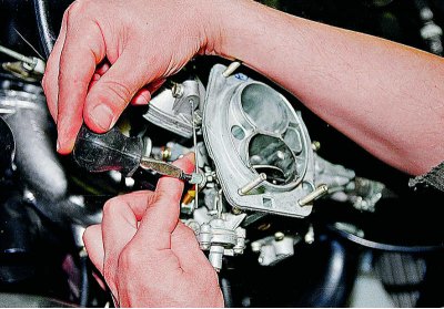 С натискане на трираменния лост отваряме напълно въздушната клапа..