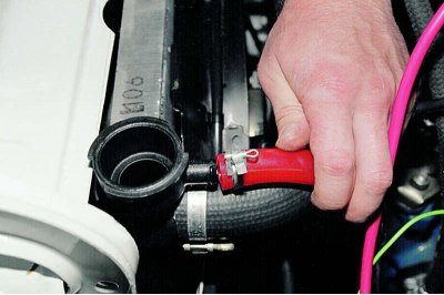 Източваме охлаждащата течност от системата (виж. Смяна на охлаждащата течност).