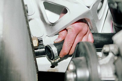 ...а също и захранващия (горния)...