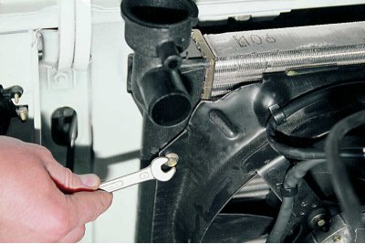 Изключваме конекторите на проводниците на електрическия вентилатор и неговия сензор за активиране.