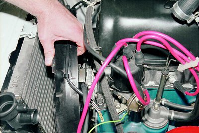 С помощта на гаечен ключ 8 мм развийте трите болта, закрепващи електрическия вентилатор към…