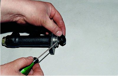 Свалете главния цилиндър на съединителя от автомобила (вижте Смяна на главния цилиндър на…