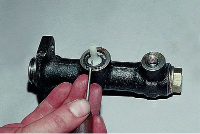 С помощта на отвертка отстранете защитната капачка от края на цилиндъра.