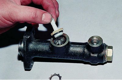 С помощта на шило премахваме заключващата шайба...