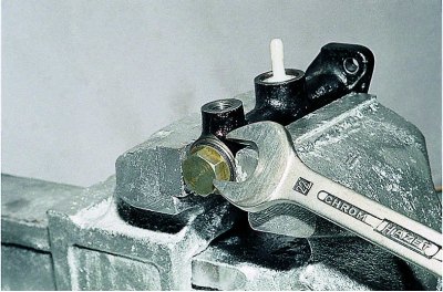 ...и изваждаме фитинга с уплътнението.