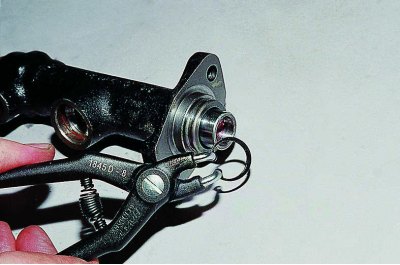 Захващайки цилиндъра в менгеме, използвайте 22 мм гаечен ключ, за да развиете щепсела.