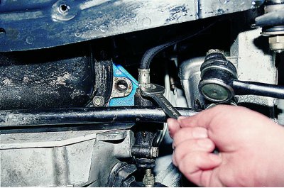 С помощта на клещи извадете шплинта от края на тласкача.