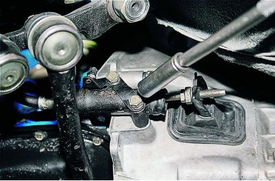 С помощта на гаечен ключ 17 мм разхлабете закрепването на върха на маркуча в щепсела на цилиндъра.