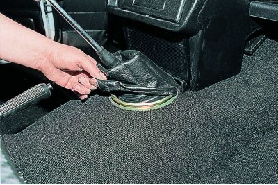 Разкачете клемите от превключвателя на светлините за заден ход (вижте Смяна на превключвателя на…