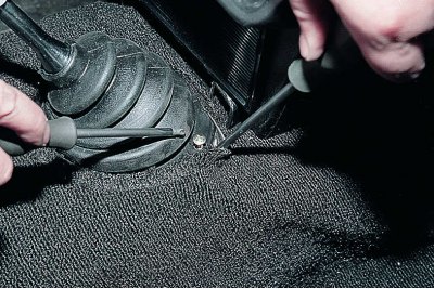 С помощта на отвертка разделяме пръстените, държащи постелката.