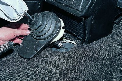 Придвижвайки и повдигайки постелката, развиваме четирите винта, закрепващи капака.