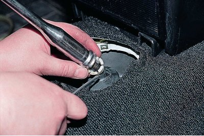 Изваждаме капака с уплътнението от пяна изпод постелката и ги повдигаме.