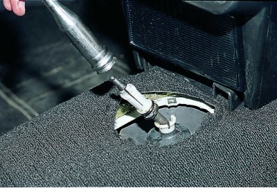 Чрез натискане надолу върху дръжката за превключване на скоростите с тънка отвертка отстраняваме…