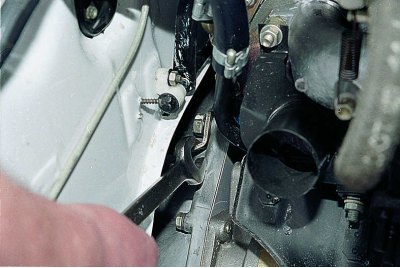 Като удряме монтажното острие, поставено между двигателя и преградата на двигателното отделение,…