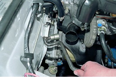 С помощта на гаечен ключ 19 мм развийте болта.