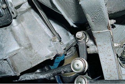 С помощта на гаечен ключ 13 мм или глава с карданна връзка развийте двата горни болта, закрепващи…