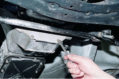 С помощта на 13 мм гнездо с удължител развийте долния монтажен болт на стартера.