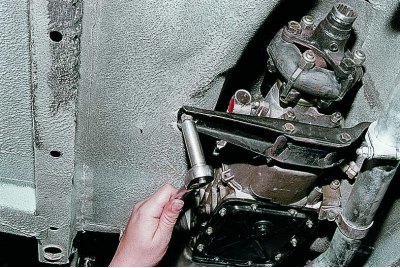 С помощта на 19 mm гнездо с универсален шарнир на удължението на дръжката развийте останалите три…