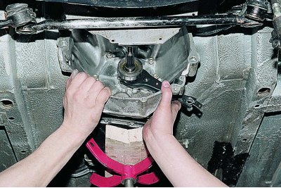 С помощта на гаечен ключ 13 mm развийте двете монтажни гайки на напречната греда.